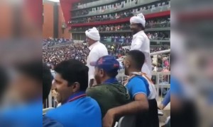 દાદાએ ક્રિકેટ ચાલુ મેચમાં દુહો ગાઈ પ્રેક્ષકોને મોજ કરાવી દીધી