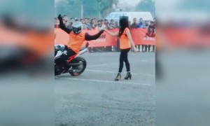 જોખમી સ્ટંટ કરતા બાઇકરનો વિડિઓ જુઓ પણ તમે ટ્રાઈ ન કરતા