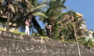 મહામારીના સમયમાં જીવના જોખમે સેવા કરી રહેલા ડોક્ટરોનો બેલ વગાડી હૃતિક રોશને માન્યો આભાર