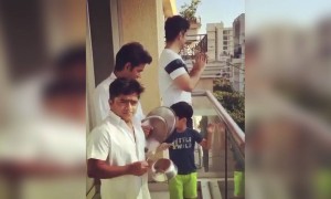 અભિનેતા તુષાર કપૂર અને તેના પરિવારે તાળીઓ વગાડી કોરોના કર્મચારીઓનો માન્યો આભાર