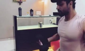 જુઓ ઉરી ફેમ વિકી કૌશલ ઘરમાં રહીને પણ રાખી રહ્યો છે પોતાની જાતને ફિટ