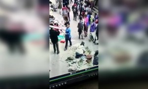 આ મહિલા મણિપુરના શાકમાર્કેટમાં કઇ રીતે આપે છે ચોરીને અંજામ