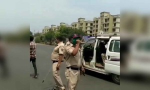 અવનવી રીતો અપનાવી પોલીસ કરી રહી છે લોકોને ઘરમાં રહેવા અપીલ