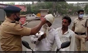 પોલીસે પોતાના બોણીના ઘરાકને કંકુ-ચોખાનો ચાંદલો કરીને કામની શરૂઆત કરી!