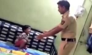 મહારાષ્ટ્રનો આ વીડિયો જુઓ આ બાળક પોતાના પોલીસને પપ્પા બહાર ના જાવ કોરોના છે