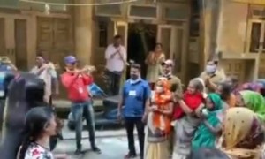 મહામારીમાં સમયમાં સેવા આપતા સુરતના સફાઇ કામદારોના નાગરિકોએ વધામણાં કર્યા