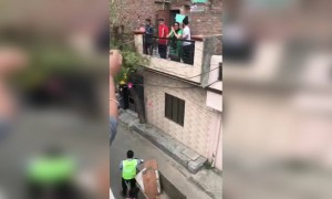 પંજાબના એક શહેરમાં મહામારીનાં સમયમાં સેવા આપી રહેલ સફાઈ કર્મચારી પર નાગરિકોએ કરી પુષ્પવર્ષા