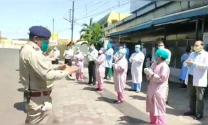 પોલીસ અને ડોક્ટરો એકબીજાનો સાહસ વધારવા કરી રહયા છે પ્રત્યનો