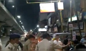 પોલીસ દ્વારા લોકડાઉનનું પાલન ન કરતા લોકોને ઘરે રહેવા શાંતિપૂર્ણ રીતે કરી અપીલ