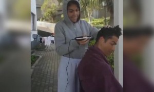 પ્રસિદ્ધ ફૂટબોલ ખેલાડી રોનાલ્ડોના વાળ કાપતી તેની પ્રેમિકાનો વીડિયો થયો વાયરલ