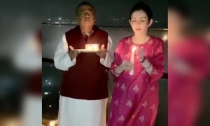 રિલાયન્સના માલિક મુકેશ અંબાણીએ પણ 9 વાગે 9 મિનીટ માટે પત્ની સાથે દીવડાઓ પ્રગટાવ્યા