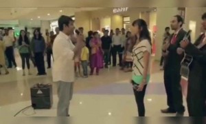 આવીરીતે જાહેર જગ્યા પર પ્રપોઝ ન કરવો, આ વિડીયો તમારા માટે ચેતવણી રૂપ છે