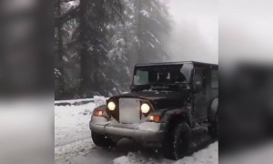 બરફમાં ચાલયી jeep