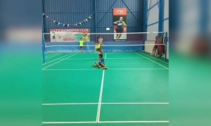 બાળકનું જબરદસ્ત બેડમિંટન