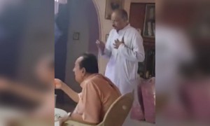 રામની પૂજા કરતા અરવિંદ ત્રિવેદી જેમણે રામાયણમાં રાવણનું પાત્ર ભજવ્યું હતું