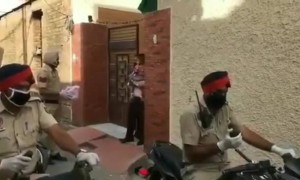 પંજાબ પોલીસે lockdown નો ભંગ ન થાય એ રીતે કેક આપી બાળકી નો બર્થ ડે કર્યો સેલિબ્રેટ