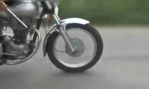 હાથમાં તિરંગો લઇ આ વ્યક્તિ કરી રહ્યો છે સ્ટંટ