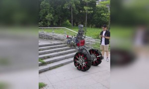 આધુનિક વ્હીલ ચેર જે પગથિયાં પણ ચડી શકે છે