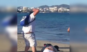 જ્યારે આ વ્યક્તિએ નકલી અજગરથી કરી લોકોની મજાક