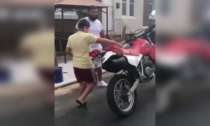 બાઈકમાં પગ પહોંચતા નથી અને સ્ટંટ કરે છે બોલો