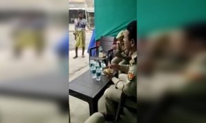 જમતી વખતે પોલીસ વાળની નજરમાં આવ્યો ભૂખ્યો વ્યક્તિ જુઓ પછી પોલીસે શું કર્યું