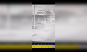 વાવાજોડામાં આ વ્યક્તિ બચાવી રહ્યો છે છાપરું