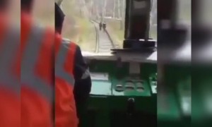 પોતાની મસ્તીમાં પ્રેમી યુગલ ચાલી રહ્યું હતું ટ્રેનના પાટા પર....