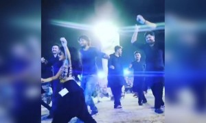 બધા એક સાઈડ અને આ ઢીંગલી એક સાઈડ