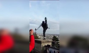 ફૂટબોલ થી કાળા દેખાડતો કલાકાર