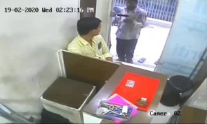 રાજકોટ :- માત્ર થોડી જ સેકન્ડોમાં ખિસ્સામાંથી ચોરી કરે છે મોબાઈલ ફોન.વેપારીનું ધ્યાન બે ધ્યાન કરી કરી મોબાઇલની ચોરી.