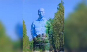 પેઇન્ટરે પોતાની જાતને જ ચીતરી નાખી