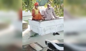 અમુક લોકો નફરતના ફેલાવે તો ઘણી જગ્યાએ જોવા મળે આવી દોસ્તીની મિસાલો