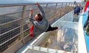 ચીનનો આ પુલ પર કાચની સપાટી હોવાથી ઘણા લોકો ડરતા હોય છે પણ આ ભાઈ થોડા વધારે જ ડરી ગયા છે