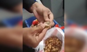 વાહ... વ્હોટ એન આઈડિયા સરજી..!! મગફળી અને બિસ્કિટના પેકેટમાં વિદેશી મુદ્રા..!!