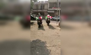 બાળકીના પહેલા જન્મદિવસ પર ફુગ્ગા અને કેક લઈ પહોંચી મથુરા પોલીસ