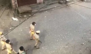 દિલ્લીના વસંતપુર એરિયામાં પોલીસની સારી કામગીરીને વધાવવા લોકોએ કરી પુષ્પવર્ષા