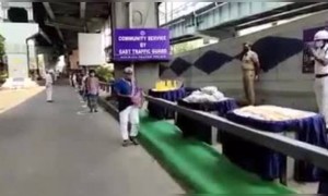 ગરીબોની મદદ કરતી કોલકાતા પોલીસ, આને કહેવાય અનુશાસન