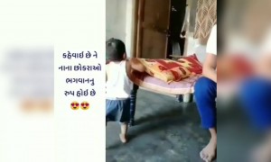 વિકલાંગ બાપની સેવા કરતો બાળક