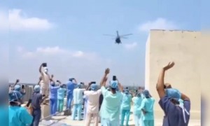 પટના ના કોરોના કર્મચારીઓનો આભાર માનવા એરફોર્સ દ્વારા હેલિકોપ્ટરથી કરવામાં પુષ્પવર્ષા