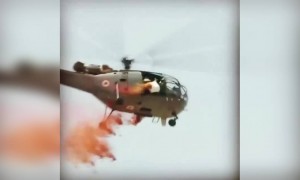 ભારતીય હવાઈ દળ દ્વારા ચેન્નઈમાં કોરોના સામે લડત આપી રહેલા તબીબ ઉપર પુષ્પવર્ષા કરી માન્યો આભાર