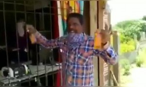 કલાકો સુધી લાઈનમાં રહેવા બાદ મળી દારૂની બોટલ તો ખુશીના ન રહ્યા ઠેકાણા