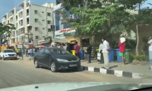 બેંગ્લોરમાં દારૂની દુકાન બહાર જોવા મળી લાંબી લાઈનો