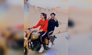 શેર કરો એ છોકરીને જેને બુલેટથી પ્રેમ હોઈ