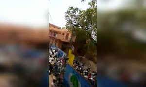 ગુડગાવ: Lockdown માંથી થોડી રાહત મળતા જ ઘરે જવા માટે હજારો મજૂરો થાય એકઠા