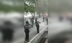 નૈનીતાલમાં વાવાઝોડા અને વરસાદમાં પણ લોકો ઉભા રહ્યા દારૂ લેવા માટે લાઈનમાં