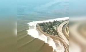 સપાટી પર અથડાતા દરિયાના મોજાનું નયનરમ્ય દ્રશ્ય