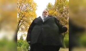 બનાવટી અતિશય જાડો માણશ જ્યારે નીકળ્યો પાર્કમાંથી અને પડ્યો