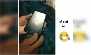 જુઓ આ ભાઈના મોબાઈલ નો લોક