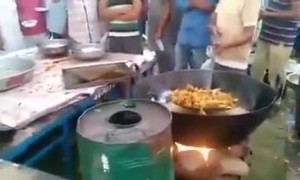 લગ્નમાં ગાંઠિયાનું વિતરણ