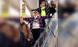 પબ્લિક વચ્ચે કર્યો ડાન્સ જુઓ શું રહ્યું પબ્લિકનું રિએક્શન